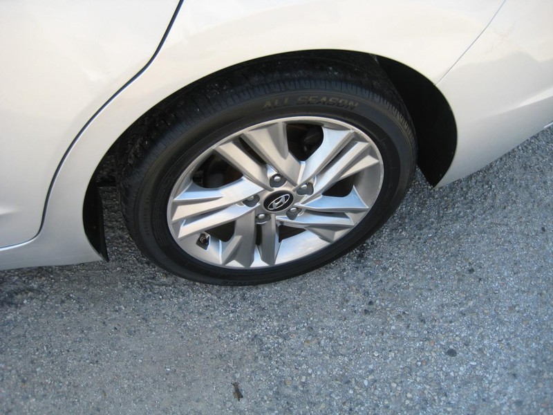 Hyundai Elantra Vehicle Image 09