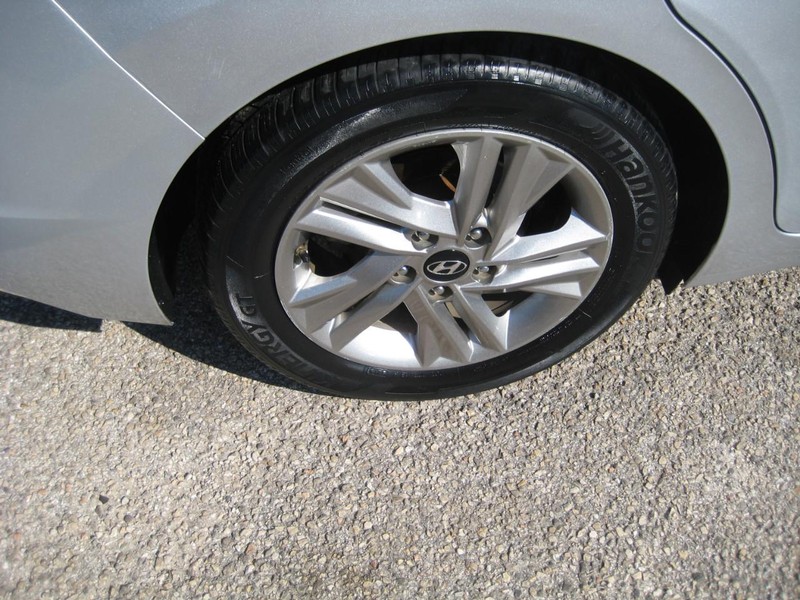 Hyundai Elantra Vehicle Image 10