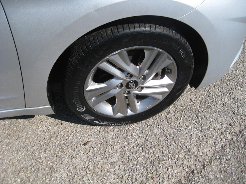 Hyundai Elantra Vehicle Image 11