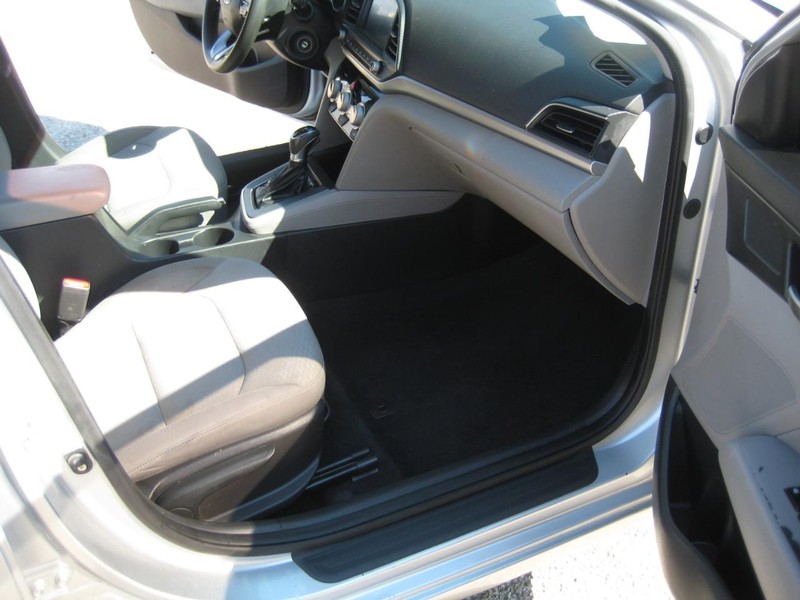 Hyundai Elantra Vehicle Image 12