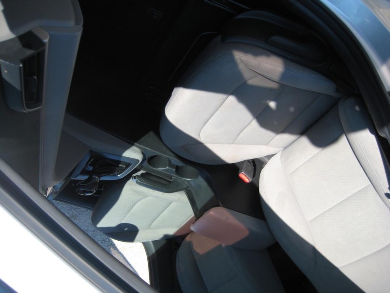 Hyundai Elantra Vehicle Image 13
