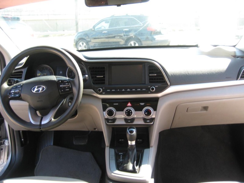 Hyundai Elantra Vehicle Image 14