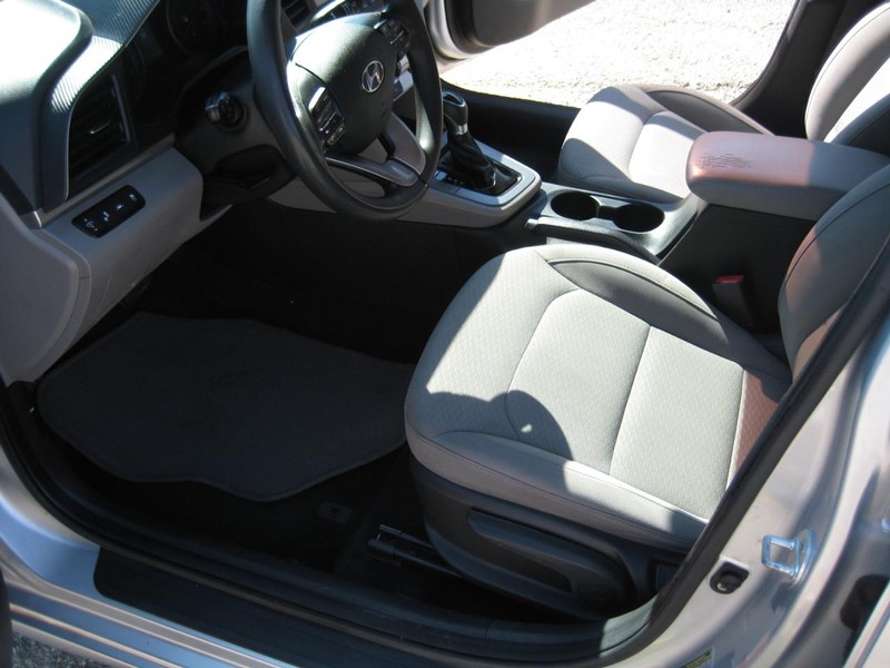 Hyundai Elantra Vehicle Image 15