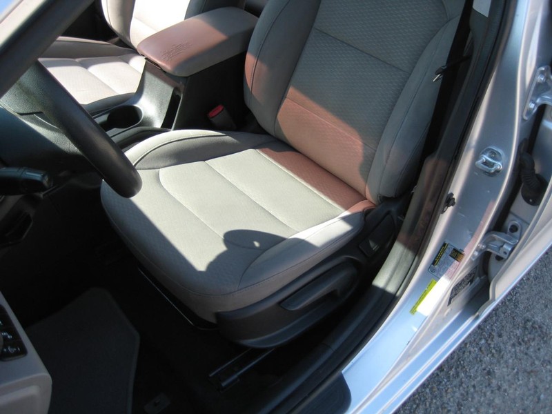 Hyundai Elantra Vehicle Image 16