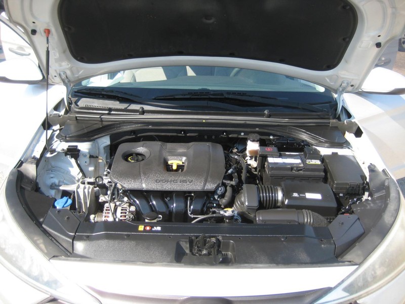 Hyundai Elantra Vehicle Image 17