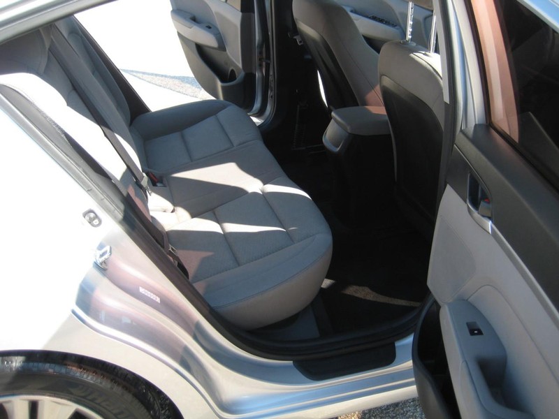 Hyundai Elantra Vehicle Image 18