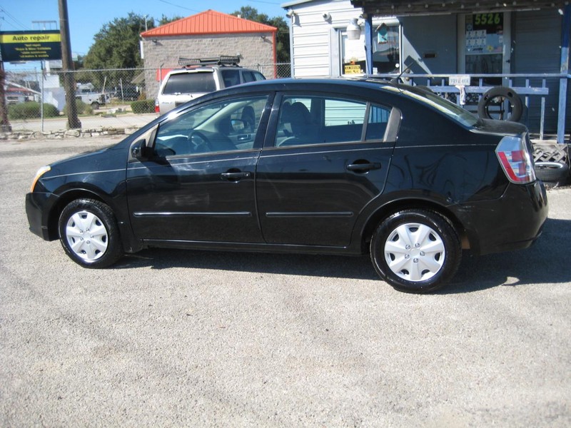 Nissan Sentra Vehicle Full-screen Gallery Image 03