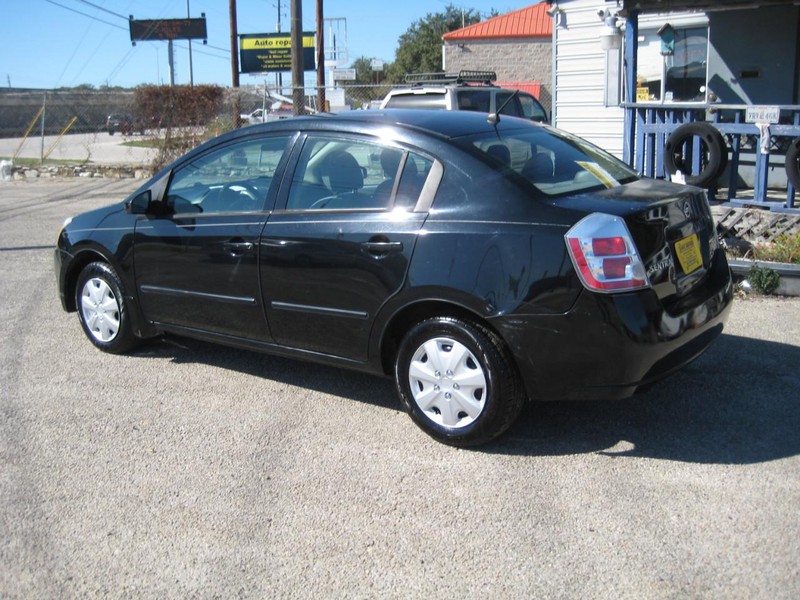 Nissan Sentra Vehicle Full-screen Gallery Image 04