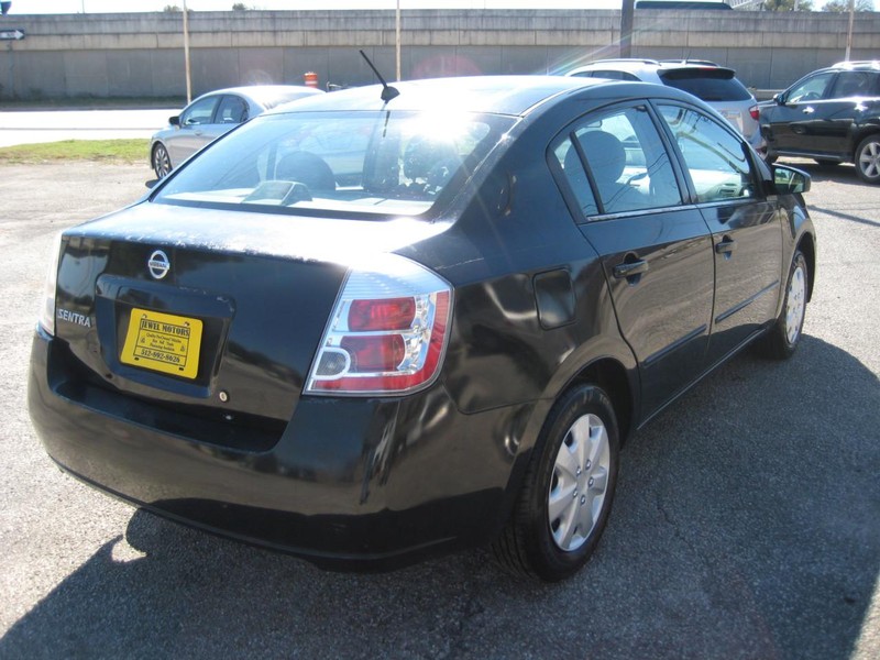 Nissan Sentra Vehicle Full-screen Gallery Image 05