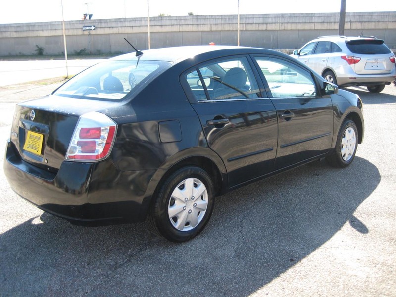 Nissan Sentra Vehicle Full-screen Gallery Image 06