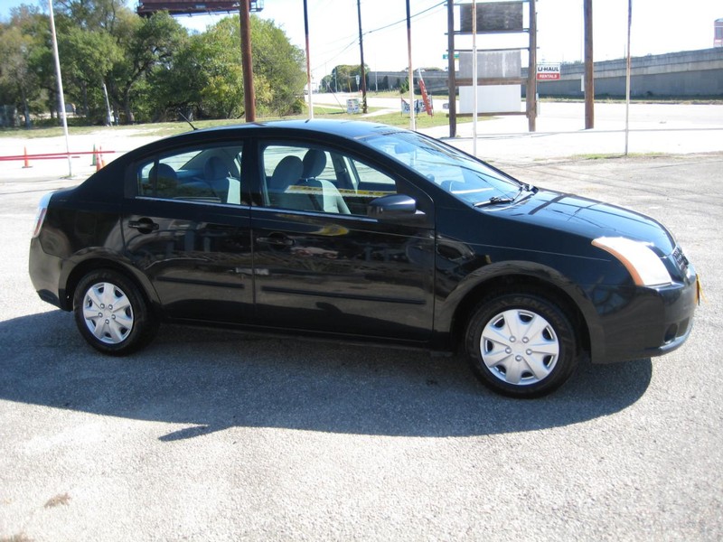 Nissan Sentra Vehicle Full-screen Gallery Image 07