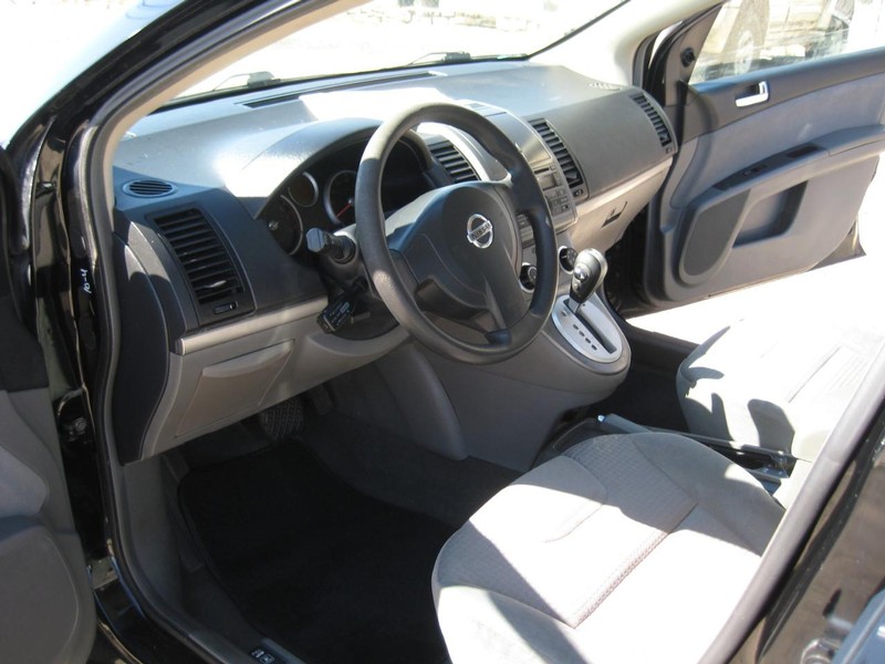 Nissan Sentra Vehicle Full-screen Gallery Image 16