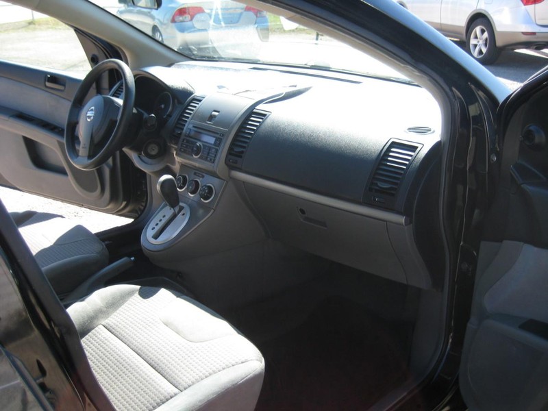 Nissan Sentra Vehicle Full-screen Gallery Image 19