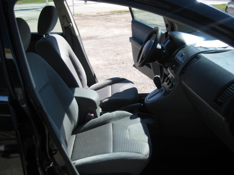 Nissan Sentra Vehicle Full-screen Gallery Image 20