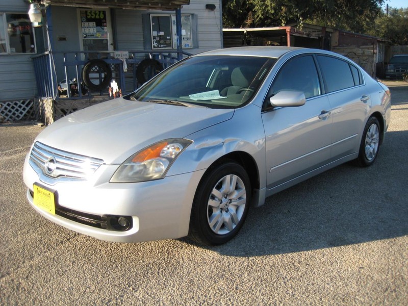 Nissan Altima Vehicle Full-screen Gallery Image 01