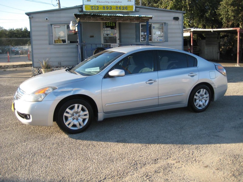 Nissan Altima Vehicle Full-screen Gallery Image 02