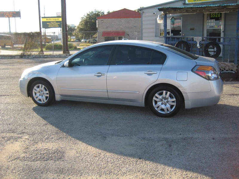 Nissan Altima Vehicle Full-screen Gallery Image 03