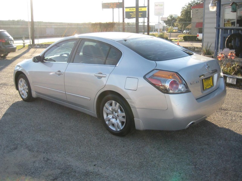 Nissan Altima Vehicle Full-screen Gallery Image 04