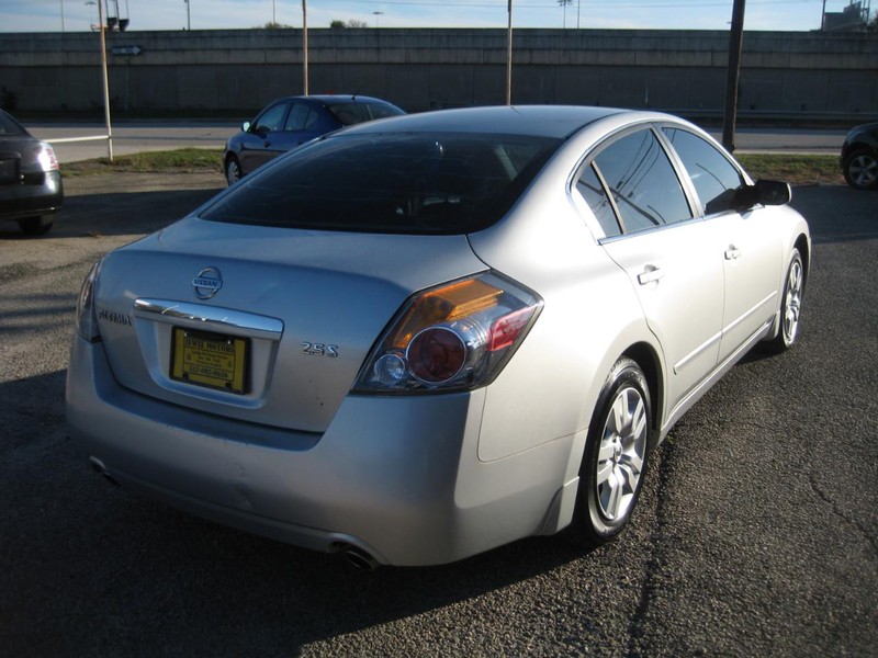 Nissan Altima Vehicle Full-screen Gallery Image 05
