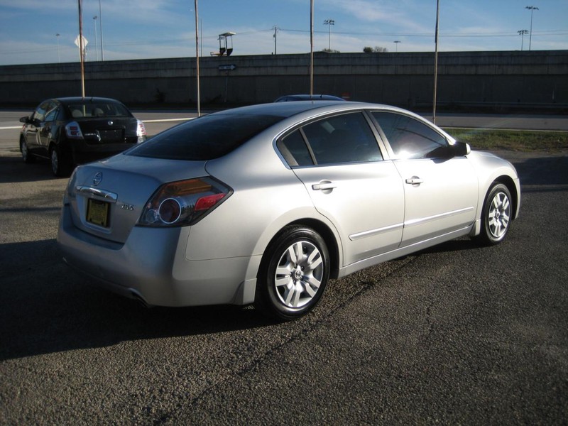 Nissan Altima Vehicle Full-screen Gallery Image 06