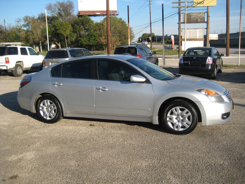 Nissan Altima Vehicle Full-screen Gallery Image 07
