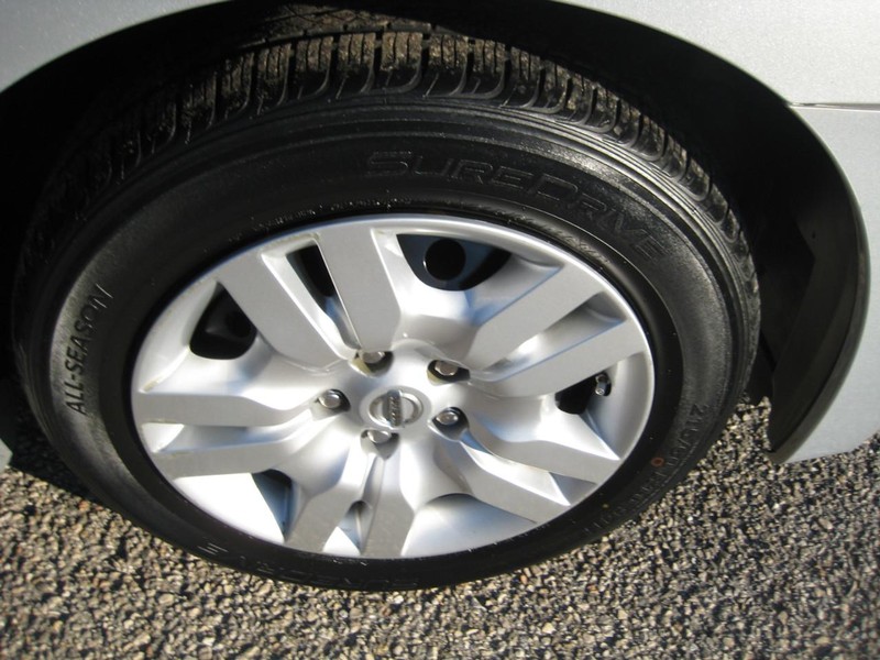 Nissan Altima Vehicle Full-screen Gallery Image 09