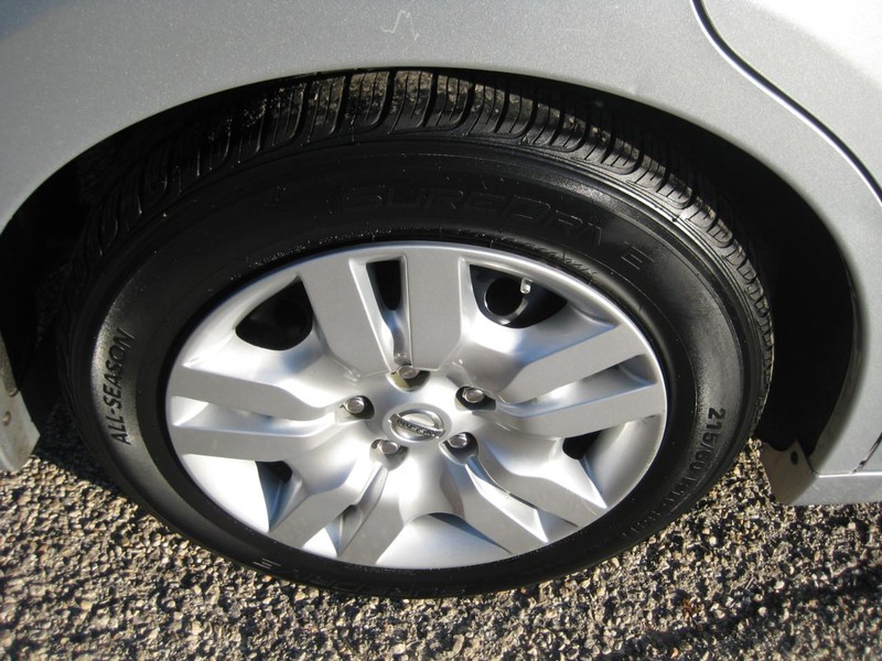 Nissan Altima Vehicle Full-screen Gallery Image 10