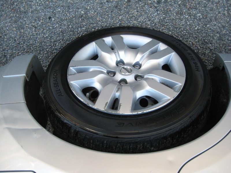 Nissan Altima Vehicle Full-screen Gallery Image 11