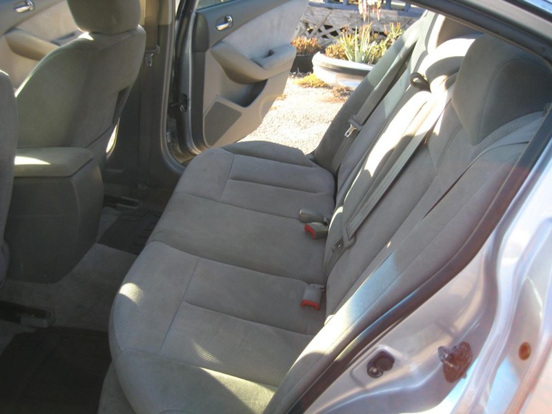 Nissan Altima Vehicle Full-screen Gallery Image 18