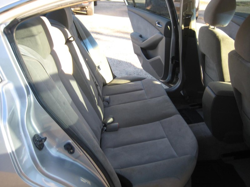 Nissan Altima Vehicle Full-screen Gallery Image 19