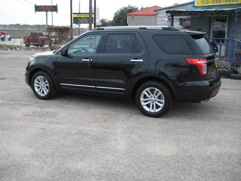 Ford Explorer Vehicle Full-screen Gallery Image 02