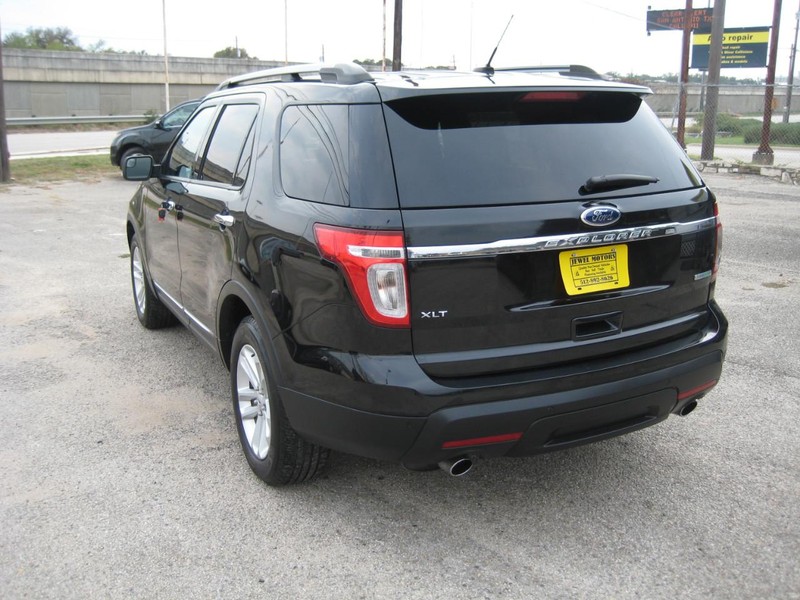 Ford Explorer Vehicle Full-screen Gallery Image 03