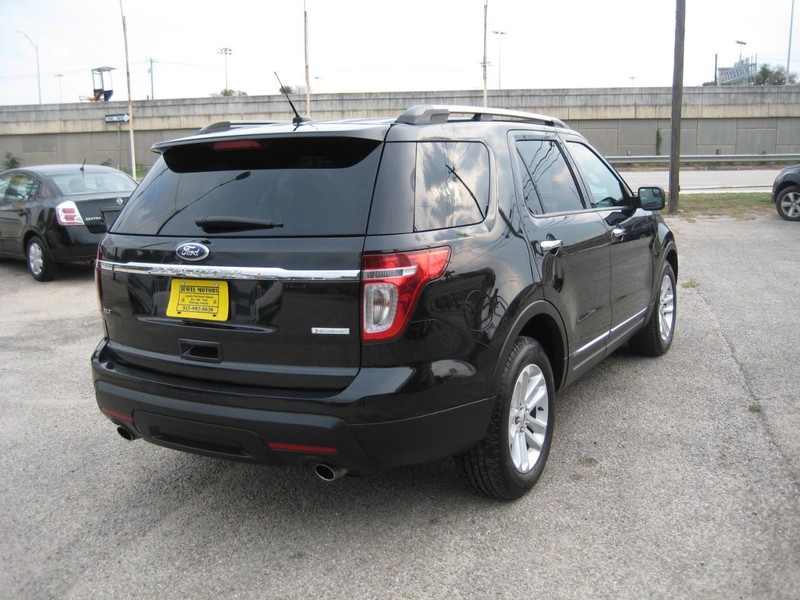 Ford Explorer Vehicle Full-screen Gallery Image 04