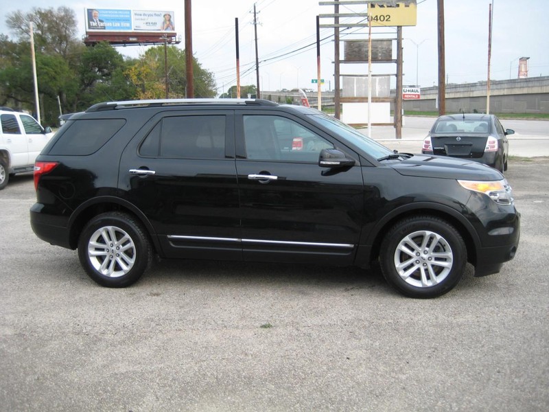 Ford Explorer Vehicle Full-screen Gallery Image 05