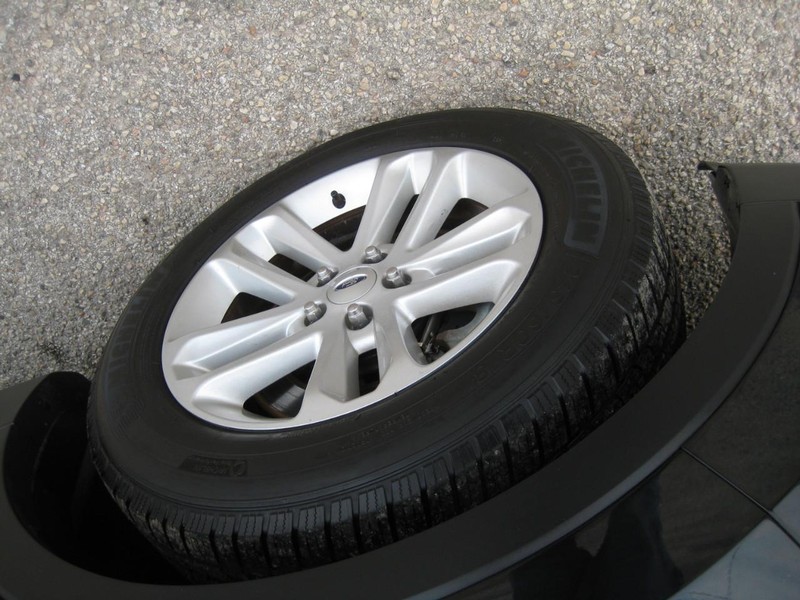 Ford Explorer Vehicle Full-screen Gallery Image 08