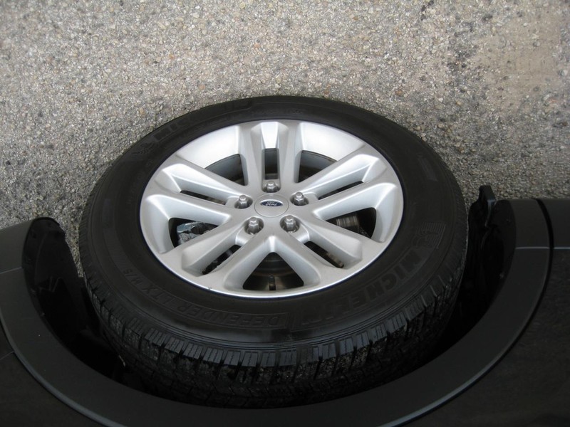 Ford Explorer Vehicle Full-screen Gallery Image 09