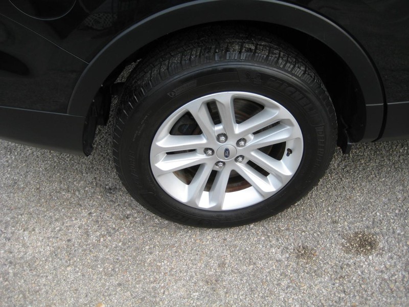 Ford Explorer Vehicle Full-screen Gallery Image 10