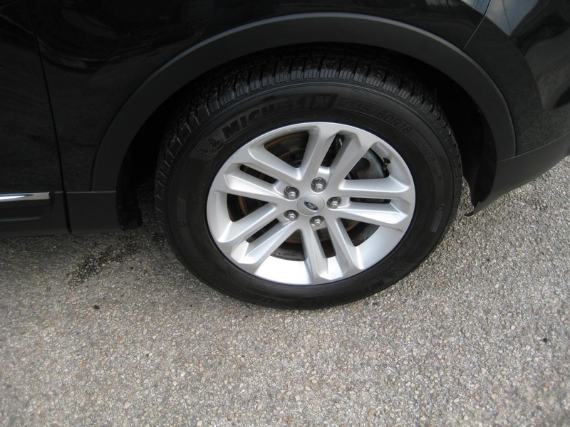 Ford Explorer Vehicle Full-screen Gallery Image 11