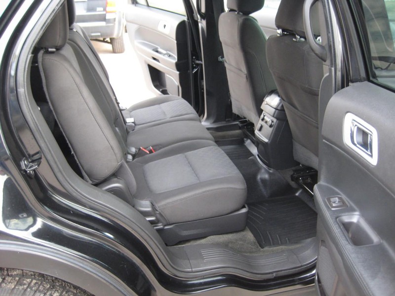 Ford Explorer Vehicle Full-screen Gallery Image 15