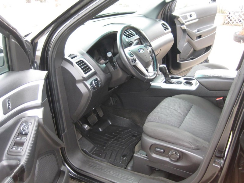 Ford Explorer Vehicle Full-screen Gallery Image 17