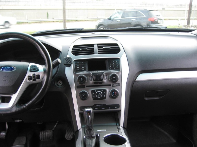 Ford Explorer Vehicle Full-screen Gallery Image 19