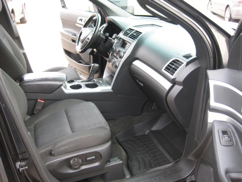 Ford Explorer Vehicle Full-screen Gallery Image 20
