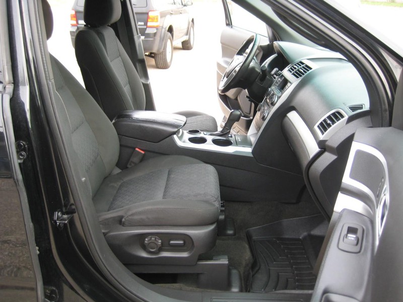 Ford Explorer Vehicle Full-screen Gallery Image 21