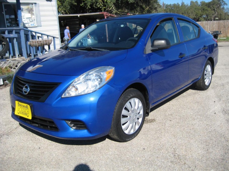 Nissan Versa Vehicle Full-screen Gallery Image 01