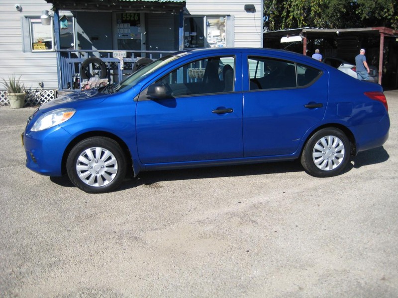 Nissan Versa Vehicle Full-screen Gallery Image 02
