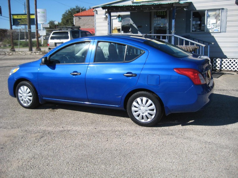Nissan Versa Vehicle Full-screen Gallery Image 03