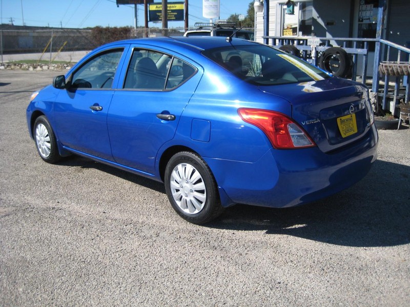 Nissan Versa Vehicle Full-screen Gallery Image 04