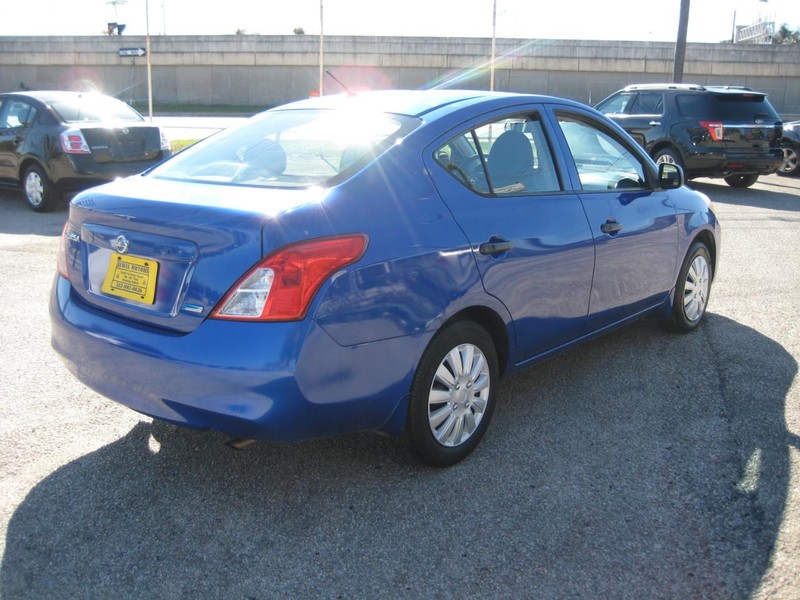 Nissan Versa Vehicle Full-screen Gallery Image 05