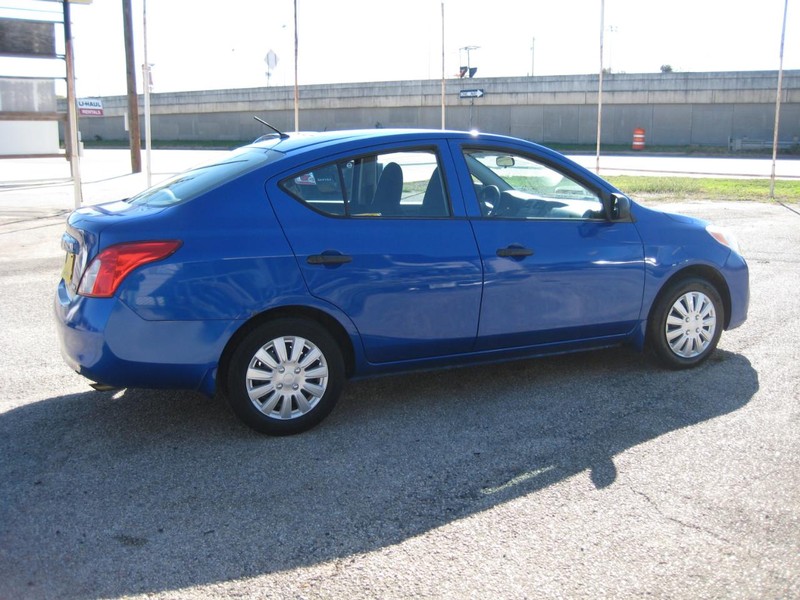 Nissan Versa Vehicle Full-screen Gallery Image 06