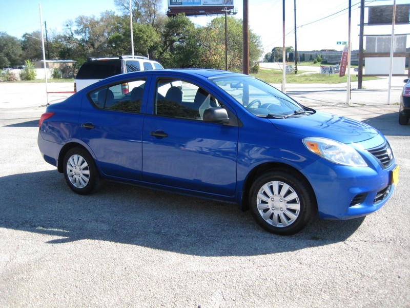 Nissan Versa Vehicle Full-screen Gallery Image 07